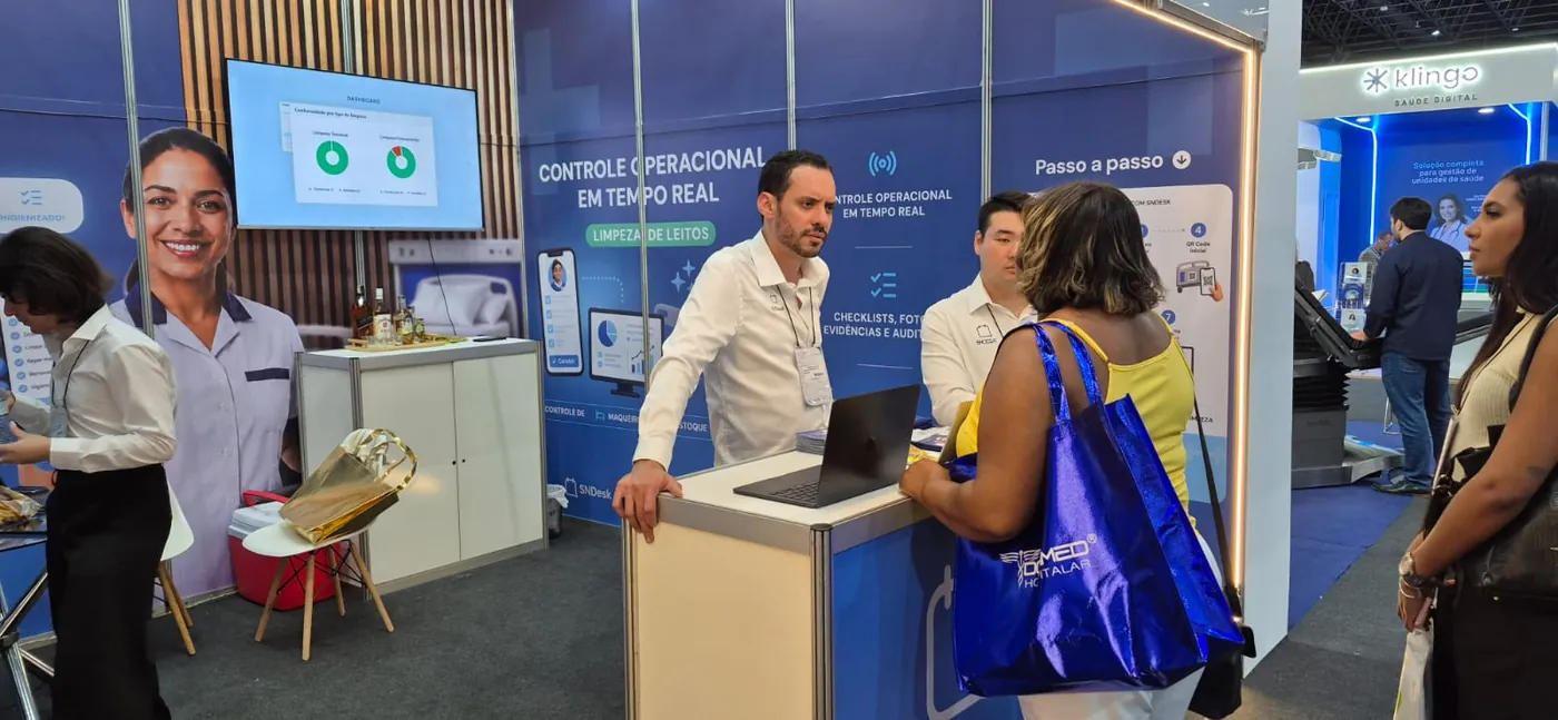 Equipe SNDesk atendendo visitantes no estande da Expo-Hospital