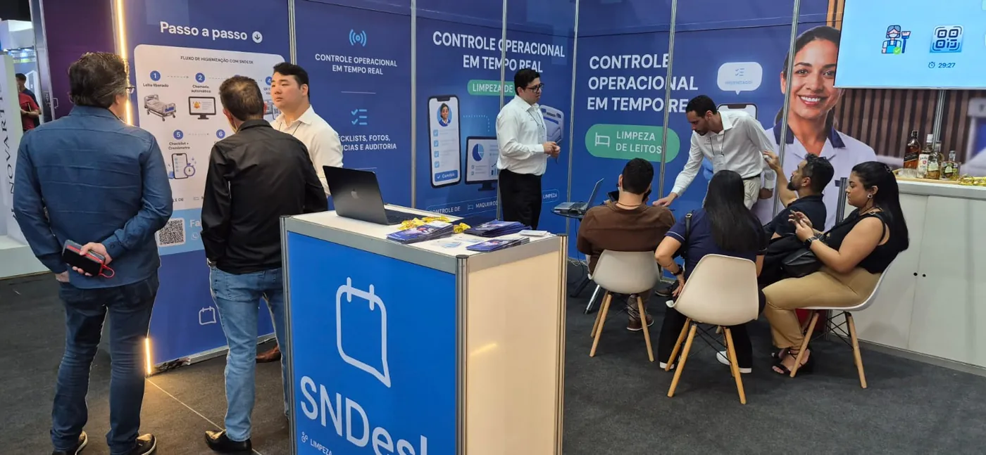 Estande do SNDesk na Expo-Hospital com demonstração para visitantes